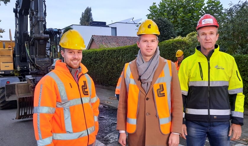 <p>Vlnr: Wout Tuinte van Dusseldorp, wethouder Bart Porskamp en Berrie Span van de gemeente Oost Gelre. Foto: Kyra Broshuis</p>
