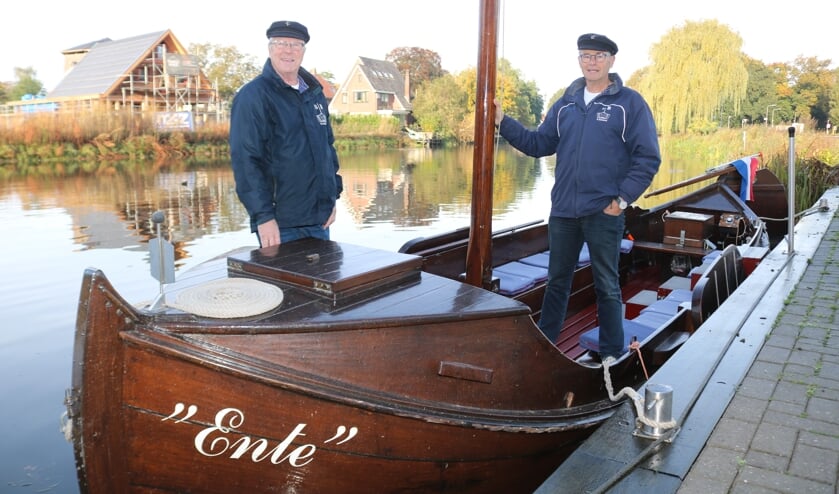<p>Bennie Arendsen (l) en Hans Nieboer staan klaar om de 'Nacht van de nacht' te gaan varen. Foto: Arjen Dieperink</p>