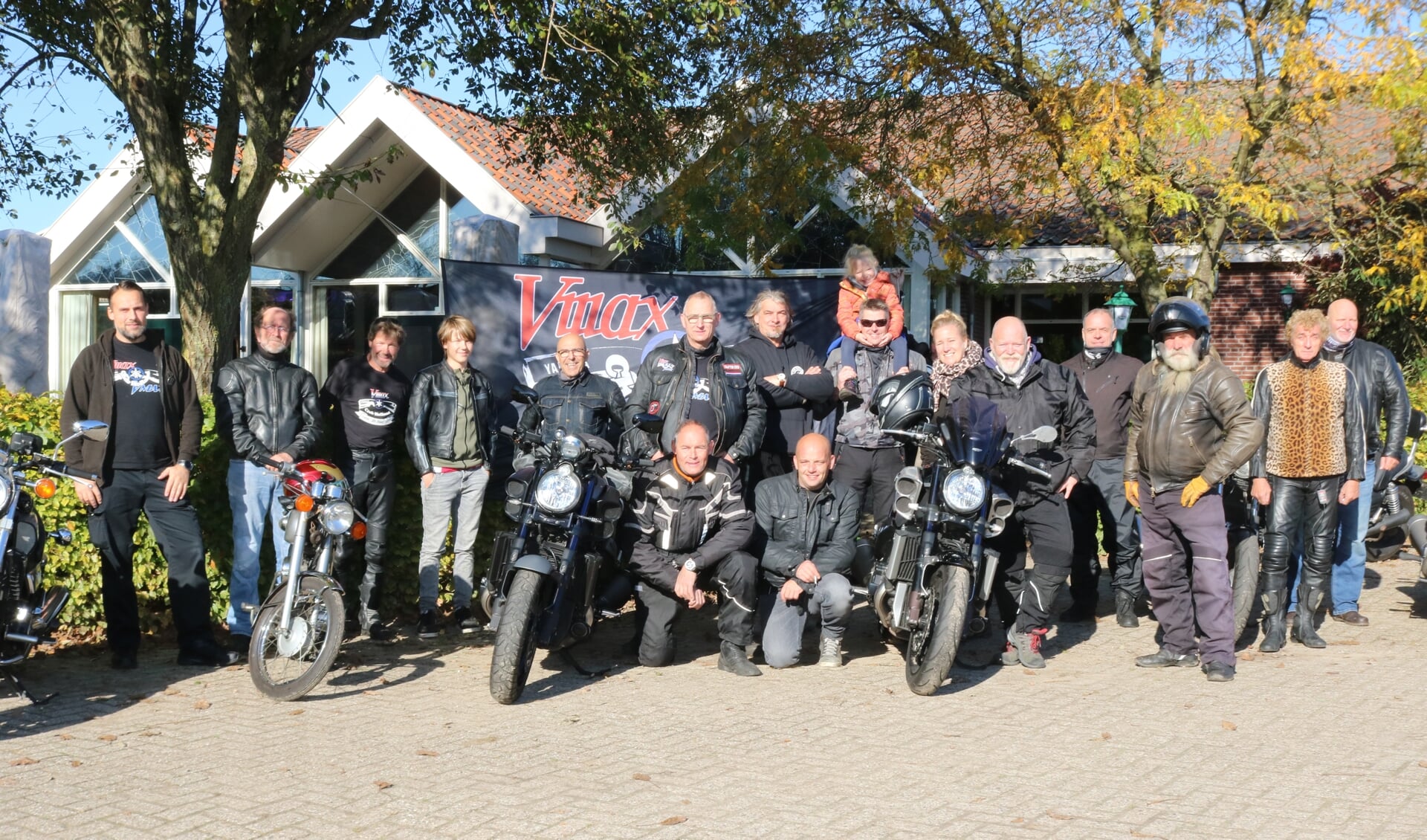 Vmax-clubleden voor aanvang van de rit vanaf 'De Heksenlaak'. Foto: Arjen Dieperink