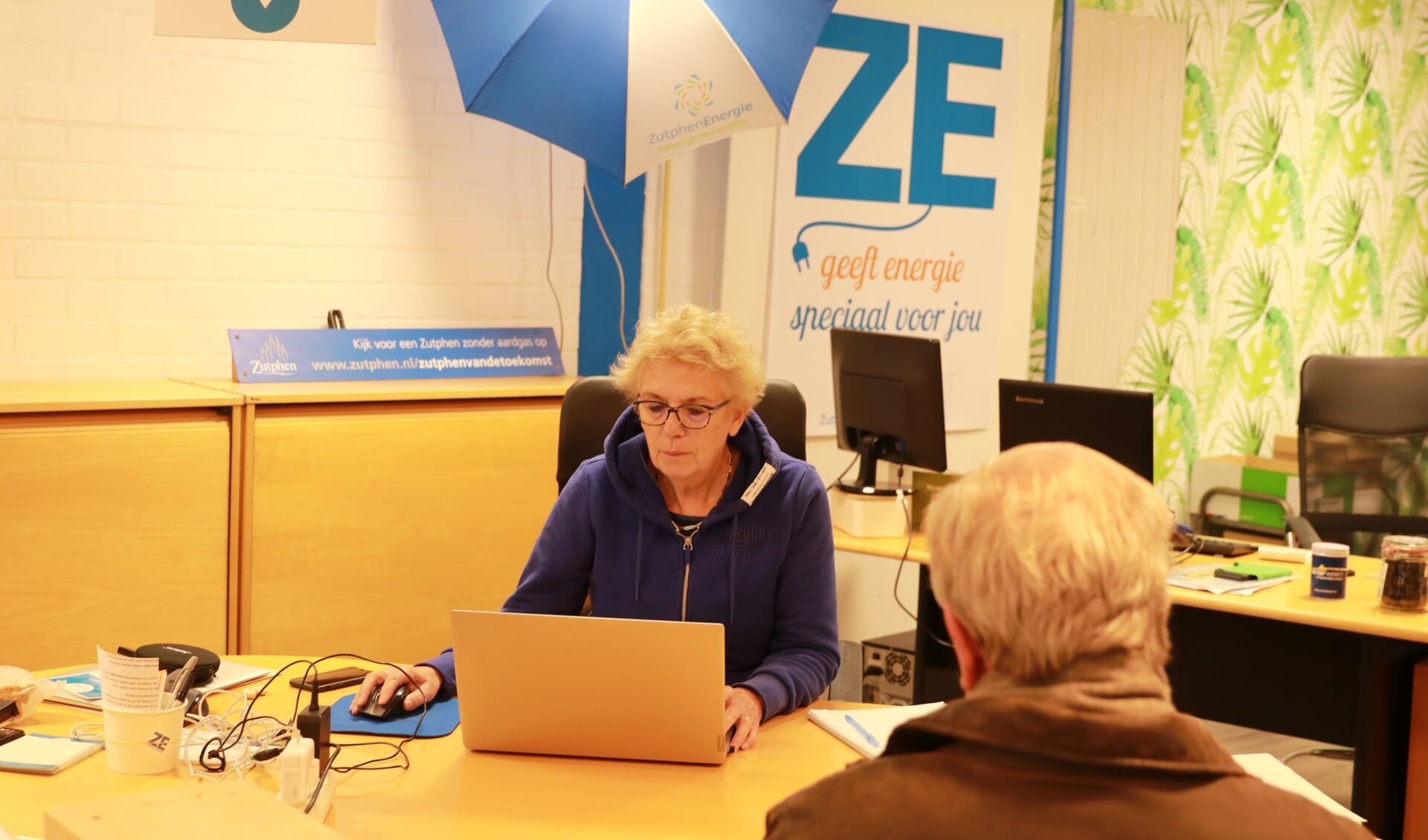 Marie José Heestermans helpt een klant in de Energiewinkel van ZutphenEnergie op de Overwelving. Foto: Marja Sangers-Bijl