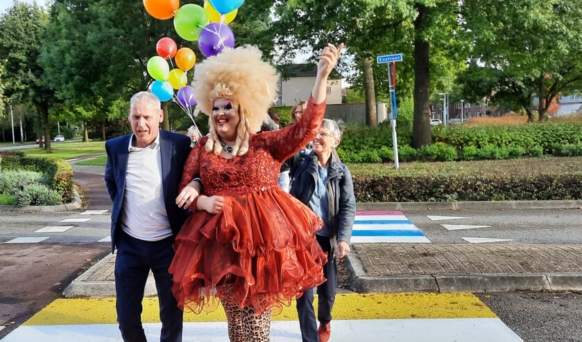 <p>Wethouder Jos Hoenderboom loopt met Mary Miracle over het eerste regenboogpad in de gemeente Oost Gelre.</p>