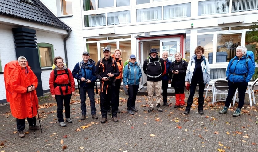 De wandelaars voor de Jugendherberge in Kleef. Foto: Everhardt Lubbers