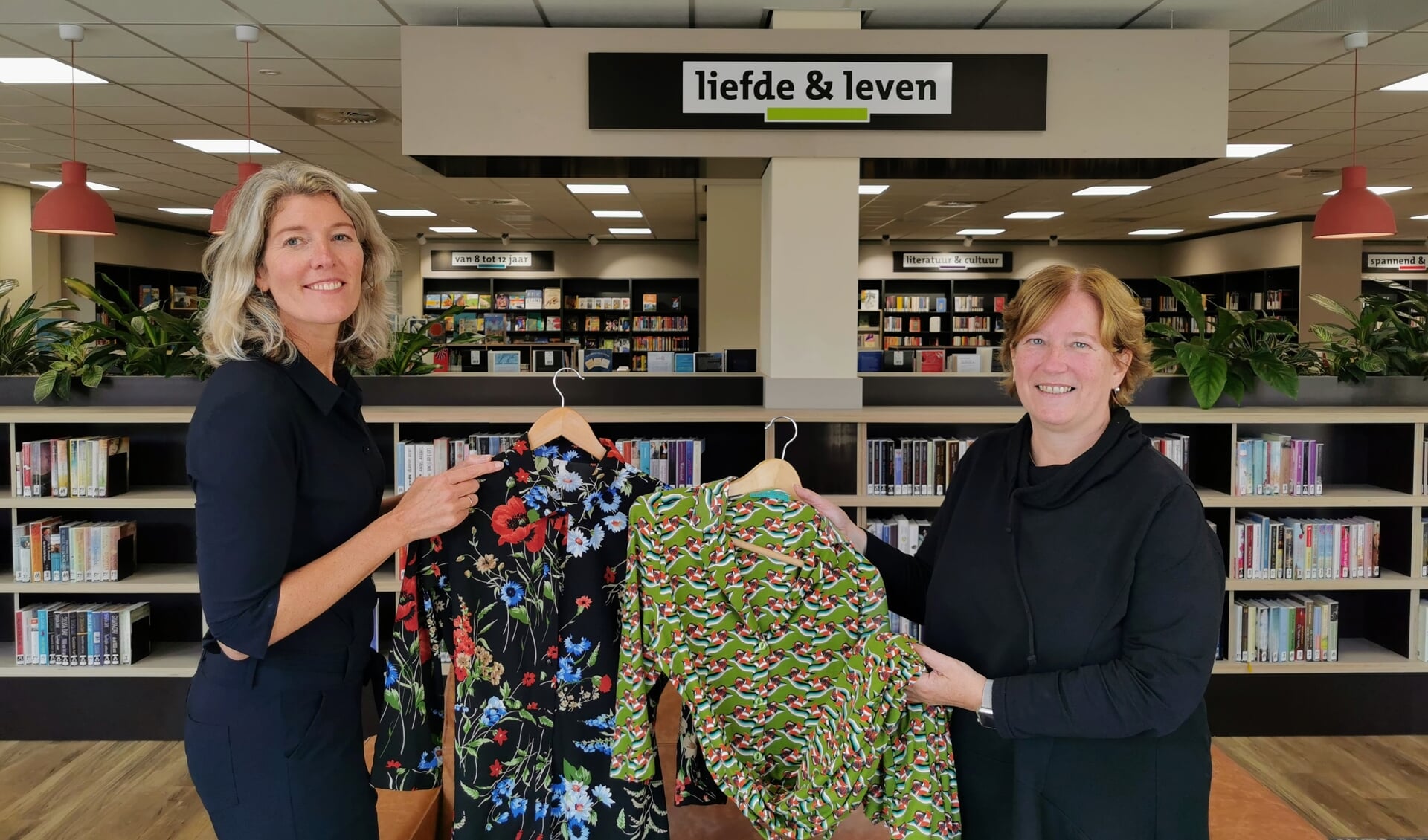 Carmen Molenaar van Gewoon Groen en Resy Oonk van Bibliotheek Oost-Achterhoek ruilen kleding. Foto: Olaf Molenaar