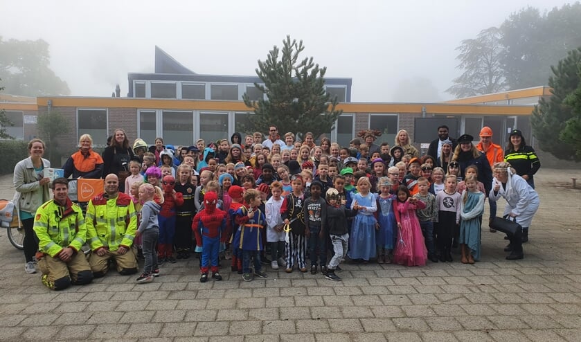 De postbode, de kok en de brandweermannen gingen op de foto met de kinderen van de OBS Noord. Foto: PR