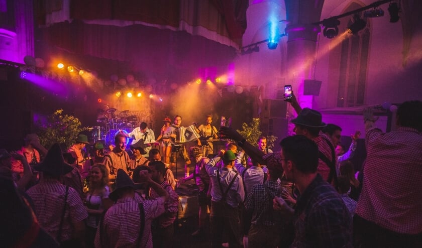 <p>Een sfeerbeeld van het Oktoberfest 2019. Foto: Lawrence Mooij</p>
