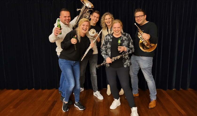 <p>De jubileumcommissie, met van links naar rechts; Jeroen Helmers, Tosca te Boome, Freek te Brake, Anne van Hal, Chantal te Braake, Niels Voortman. Eigen foto</p>