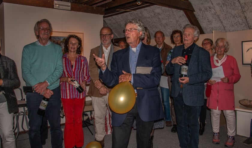 <p>Grondlegger van de Galerie Zelhem Johan de Boer bedankt de curatoren voor het inrichten van de jubileumexpositie. Achter hem een aantal van de kunstenaars en Vrienden van de Galerie. Foto: Achterhoekfoto.nl/Liesbeth Spaansen</p>