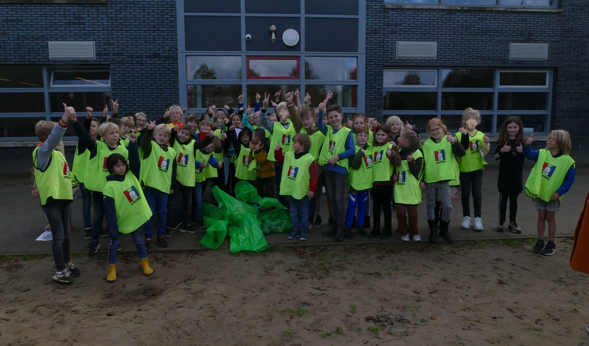 Leerlingen van de groepen 5 en 6 van basisschool Arcade raapten plastic en ander afval op. Foto: Yvonne Lieftink