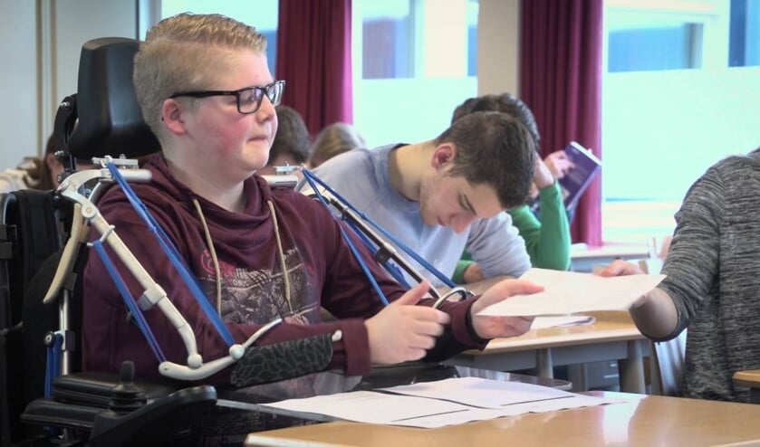 Een robotarm ondersteunt een jongen met Duchenne in zijn dagelijks leven. Foto: PR
