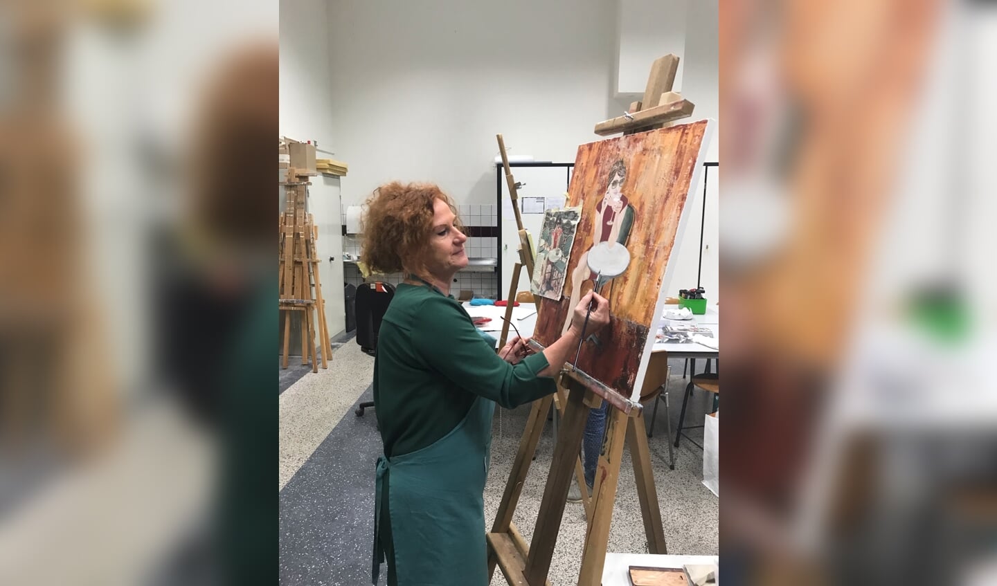 Een cursiste werkt aan haar schilderij. Foto: KVT