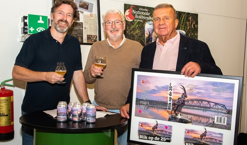 <p>Bart Adema, Hans Adema en Cor ten Barge vormen het dagelijks bestuur van Stichting Nationale Bokbierdag Zutphen. Ten Barge toont de door creatief mediabureau Lutim gemaakte illustraties die op de koeltassen voor de sixpacks zullen prijken. Foto: Stichting Nationale Bokbierdag Zutphen/Willem Feith</p>