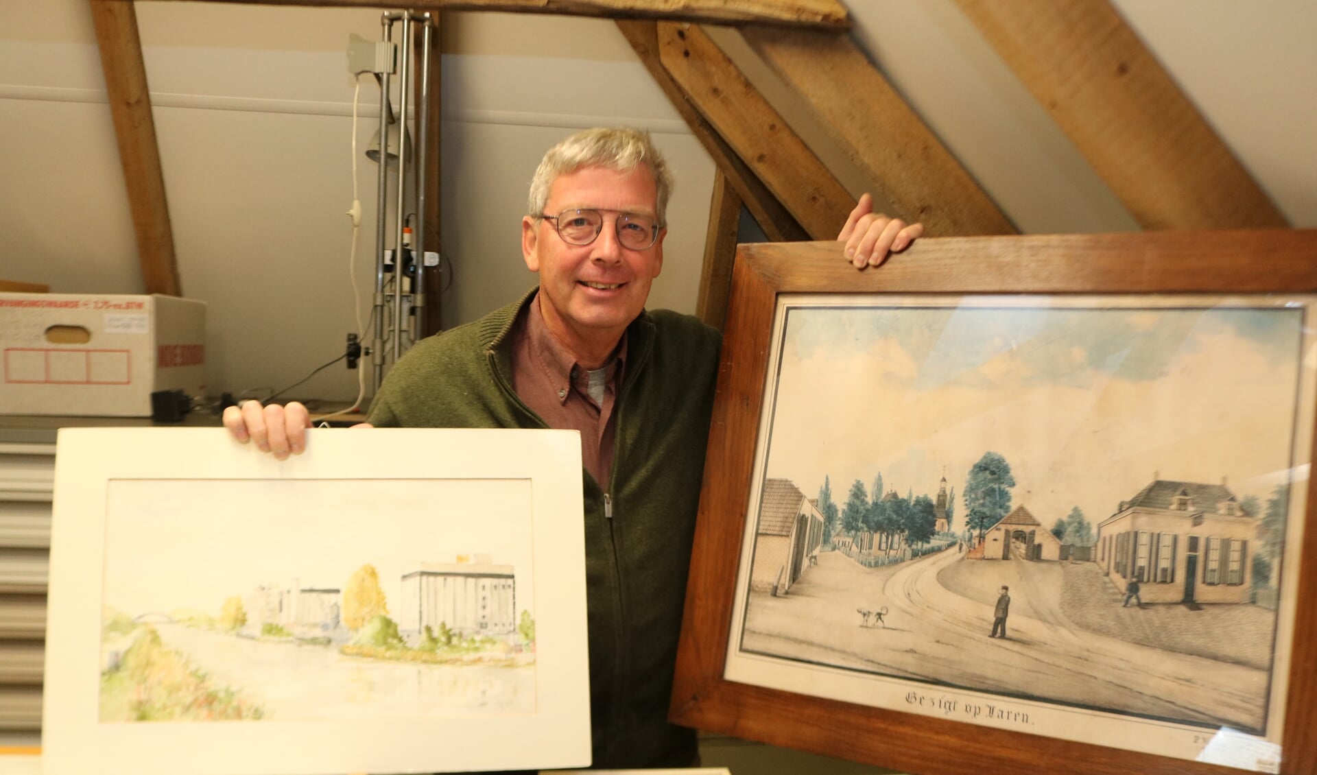 Paul Roodbol met enkele van de vele tekeningen en schilderijen die het Historisch Genootschap bezit. Foto: Arjen Dieperink