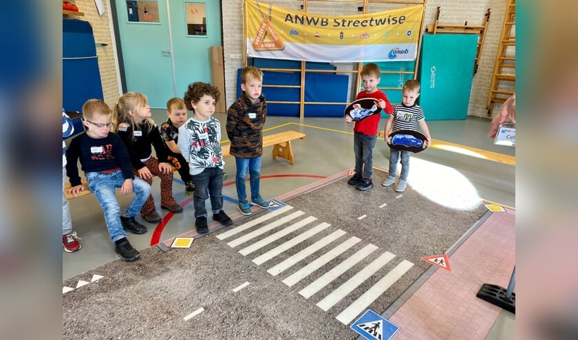 <p>Streetwise, leren hoe je te gedragen in het verkeer: bij twijfel wachten tot het gevaar is geweken. Foto: Riëlle Wielens</p>