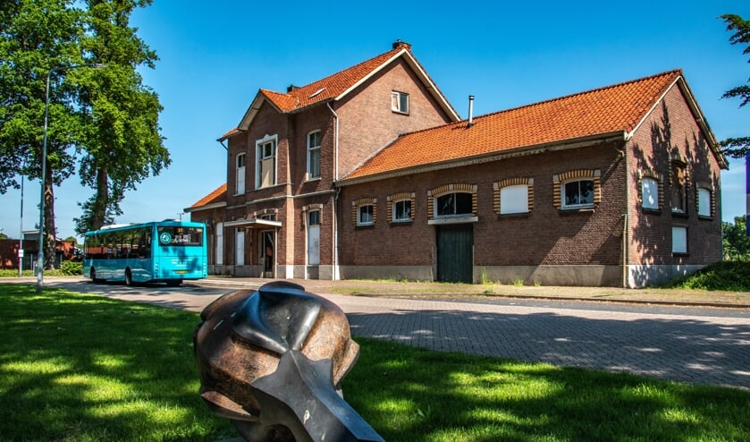 <p>"Het enige stationsgebouw in de gemeente Bronckhorst zal weer een visitekaartje worden voor iedereen, die met trein en bus naar Vorden komt”, aldus Frank van Setten. Foto: Liesbeth Spaansen</p>