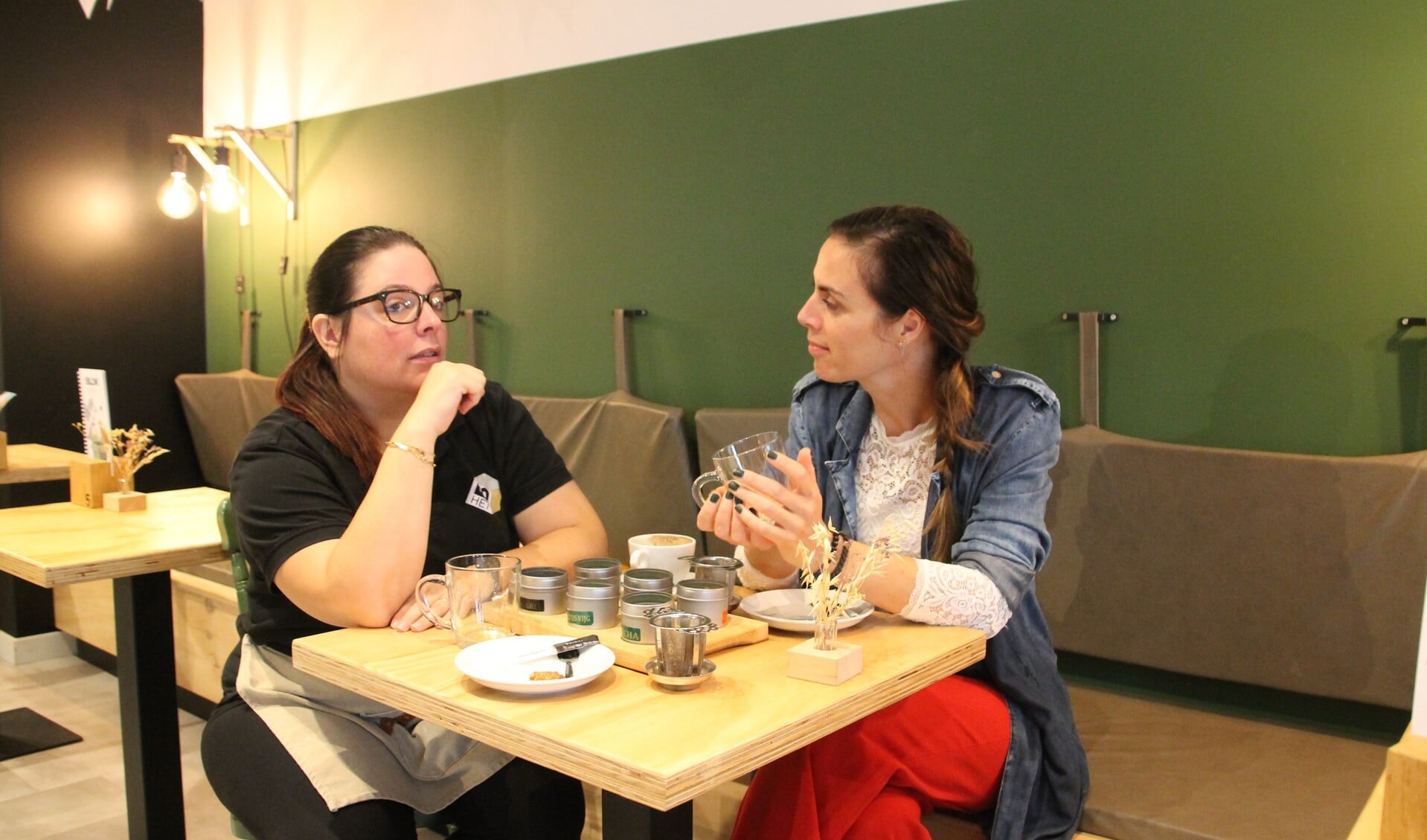 Cindy Klein Ikink van Het Blok en Debby Lakerink van Open Coffee Oost Achterhoek evalueren de eerste netwerkbijeenkomst bij Het Blok. Foto: Annekée Cuppers