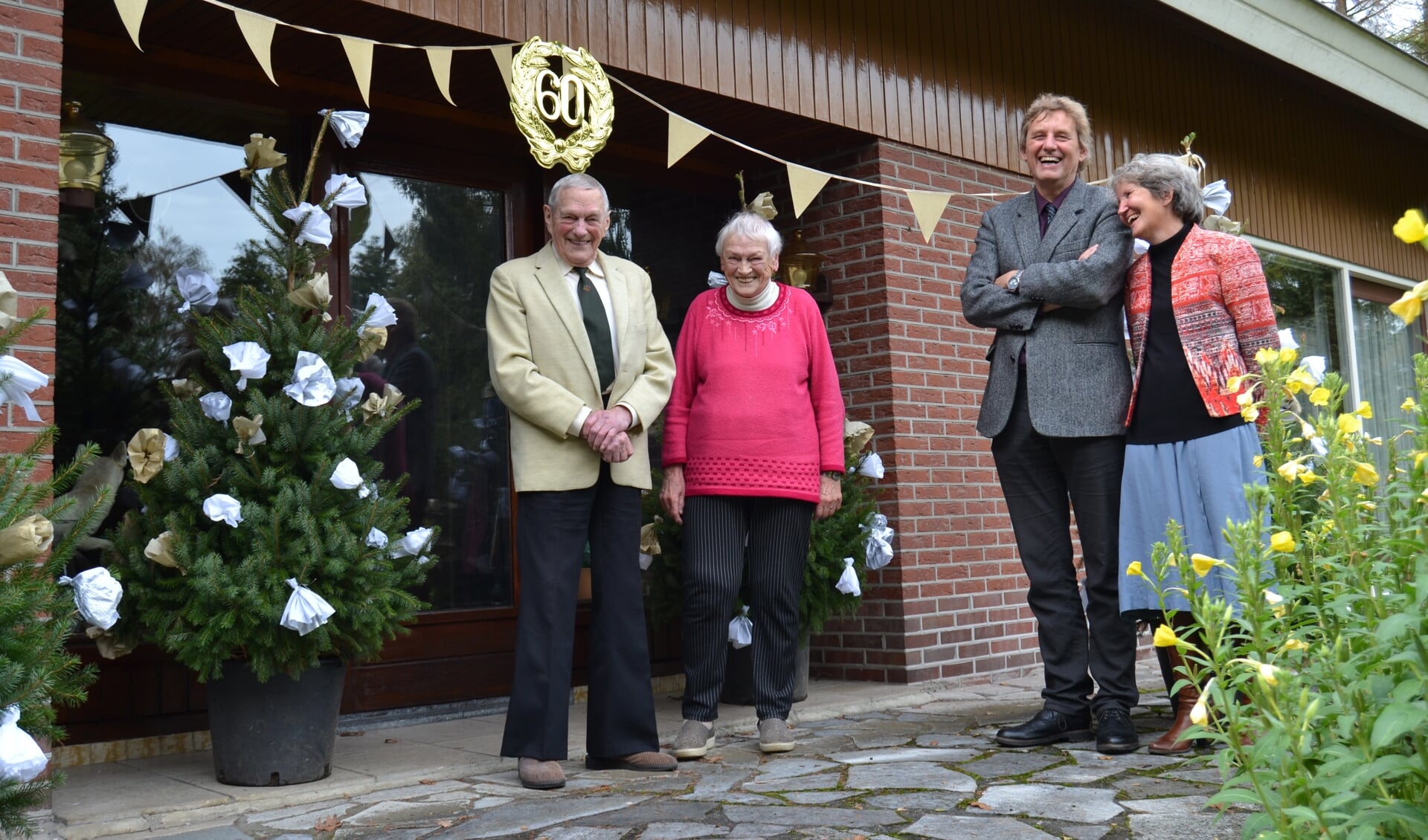 Henk en Stien te Bokkel-Te Roele, rechts burgemeester Anton Stapelkamp met zijn vrouw Cecile. Foto: Karin Stronks