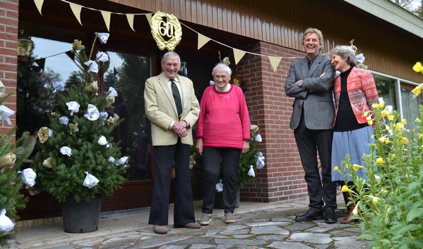 <p>Henk en Stien te Bokkel-Te Roele, rechts burgemeester Anton Stapelkamp met zijn vrouw Cecile. Foto: Karin Stronks</p>