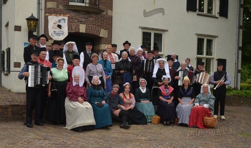 <p>Folkloristische dansgroep De Iesselschotsers. Foto: Johan Braakman Fotografie</p>