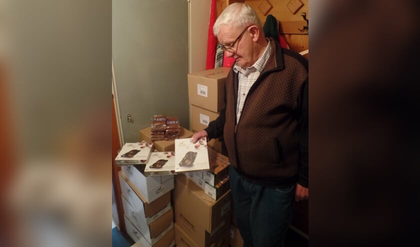 Henk Reitsema met de voorraad chocolade, koek en speculaas die hij schenkt aan Ruurlose ouderen. Foto: Jan Hendriksen