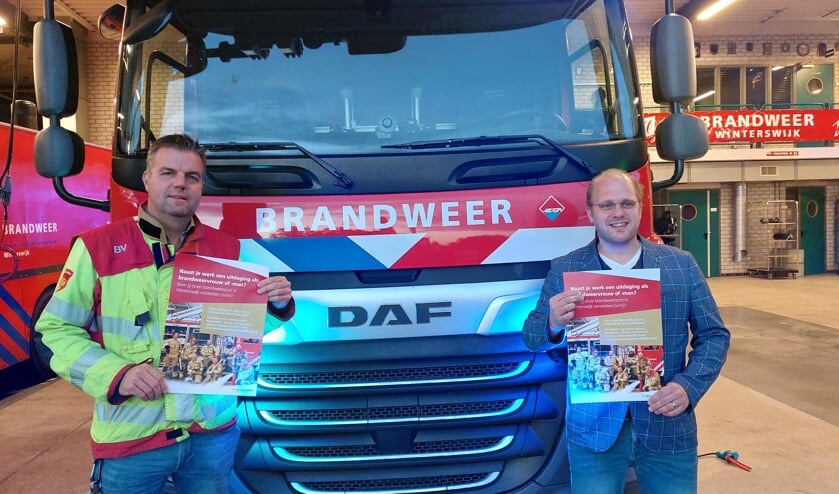 Roland Lieverdink en Joris Bengevoord met de wervingsposter in de kazerne. Foto: Han van de Laar