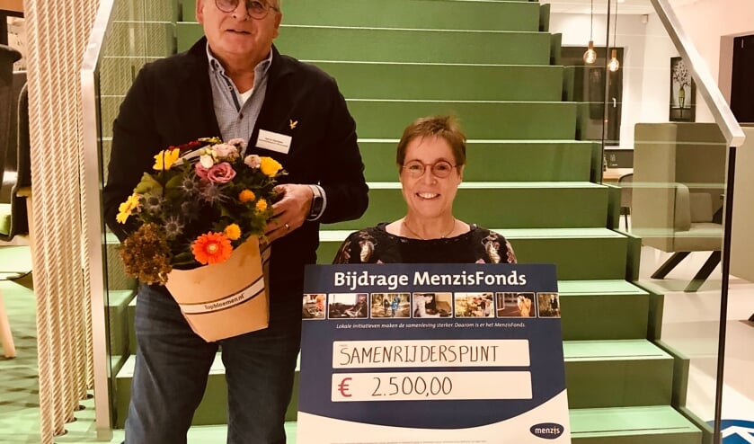 Else Klomps en Harrie Garritsen namen de cheque in ontvangst. Foto: PR