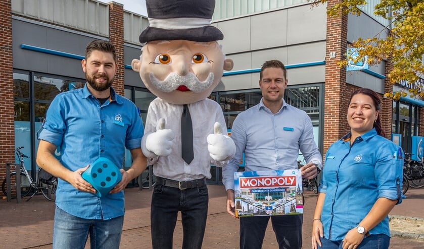 Daan Bruins, Mr. Monopoly, Roy Erinkveld en Lysanne Metselaar voor de Albert Heijn in Ulft. Foto Tessa Giesen