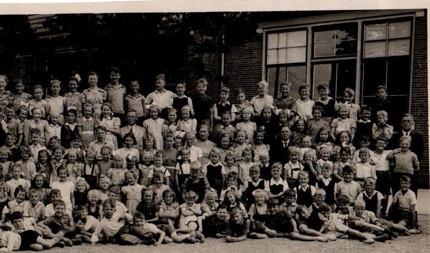 <p>Leerlingen van de Keizerschool uit 1950. Foto: Archief Fokke Visser</p>