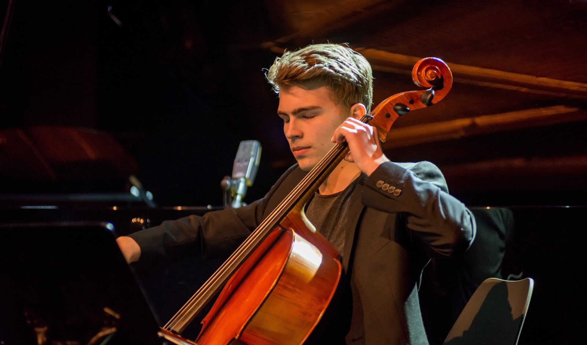 Solist op cello is het Noorse talent Mathias Schwaiger Pearson, hier in Vennesla Kulturhus. Foto: Ingvald R. Ingebretsen