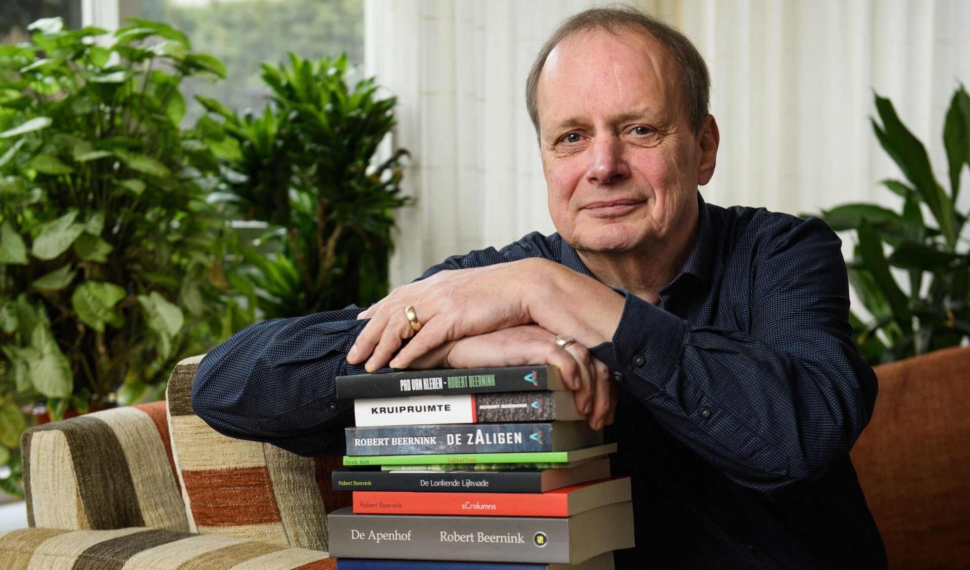 Auteur Robert Beernink met zijn boeken. Foto: Lars Smook