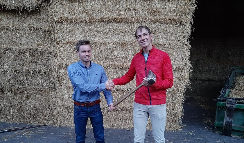 <p>Bob Keurentjes (l) nam vorige week de ludieke voorzittershamer van het GAJK over van Gert Jan Eggink. Foto: PR</p>