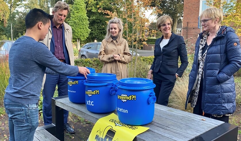 <p>Geurcontainers worden bekeken tijdens het werkbezoek van Hanneke van der Werf (midden). Foto: PR</p>