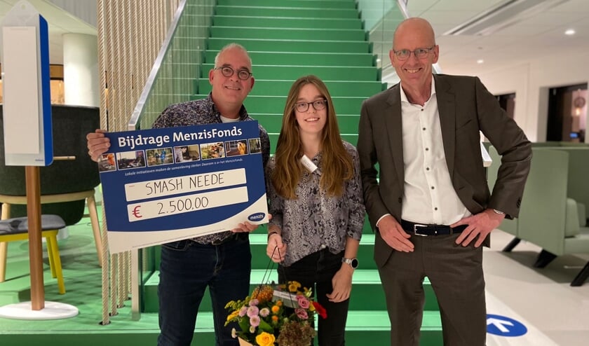 Bob (l) en Daisy Tetteroo met de check van 2500 euro. Foto: PR