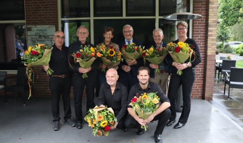 <p>Gerard Dibbelink 40 jaar lid, Frans Wolterink 65 jaar lid, Thea Wolterink echtgenoot jubilaris Leo Wolterink 65 jaar lid, Hugo Klein Severt 65 jaar lid, Bennie Wolterink 65 jaar lid, Hester Huiskamp- Uwland 25 jaar lid. Onder van links naar rechts: Willy Wolterink 60 jaar lid, Mark Wassink 25 jaar lid. Foto: PR Sint Jan</p>
