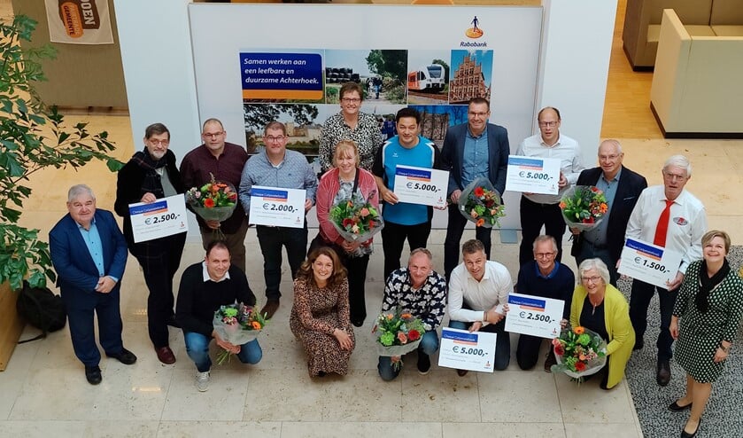 Blije gezichten; de cheques zijn uitgereikt aan afgevaardigden van lokale verenigingen door Rabobank Coöperatiefonds. Foto: PR