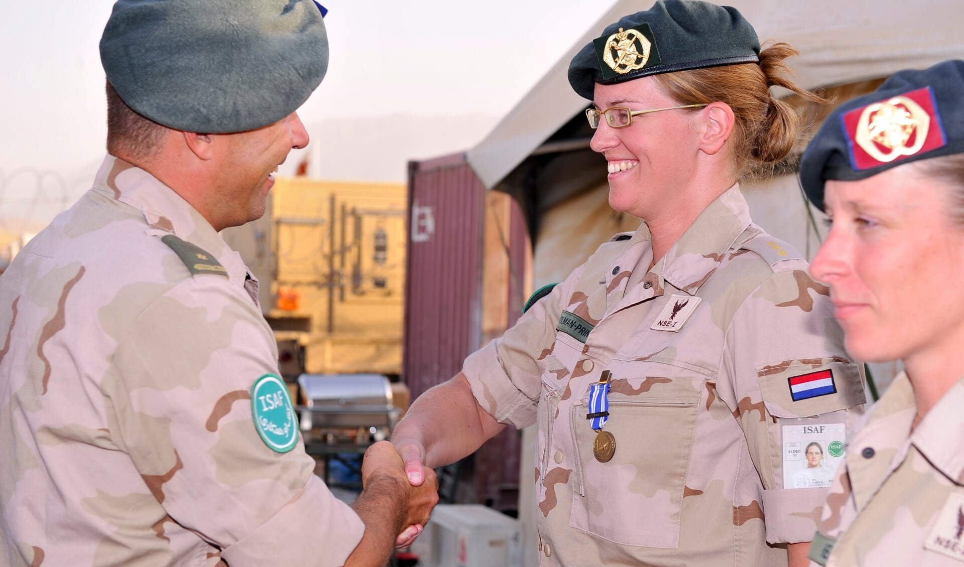 Karla Prinsen krijgt een medaille uitgereikt door haar commandant. Foto: MC1(AW) Burt Eichen