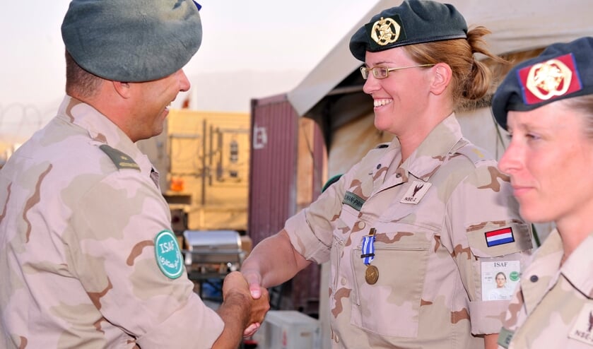 <p>Karla Prinsen krijgt een medaille uitgereikt door haar commandant. Foto: MC1(AW) Burt Eichen</p>