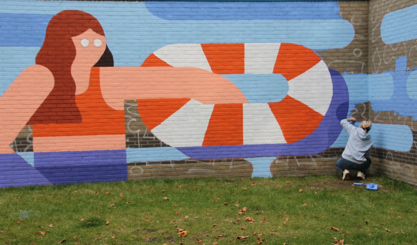 Detail van de muurschildering met rechts in beeld Lize Prins. Foto: Annekée Cuppers