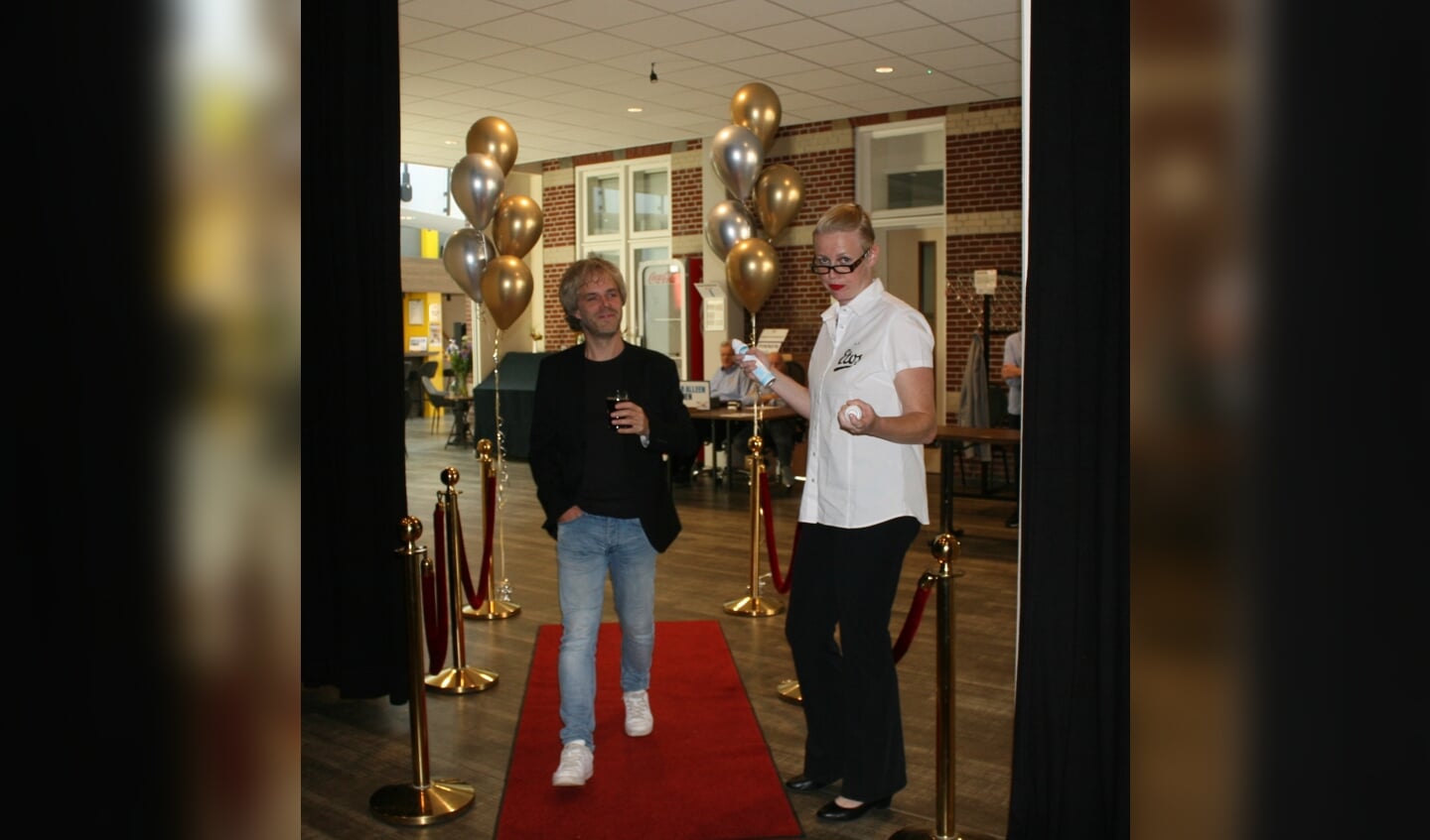 Talie Wijlens loopt de zaal in van de Mattelier tijden de première van de film COVID 22