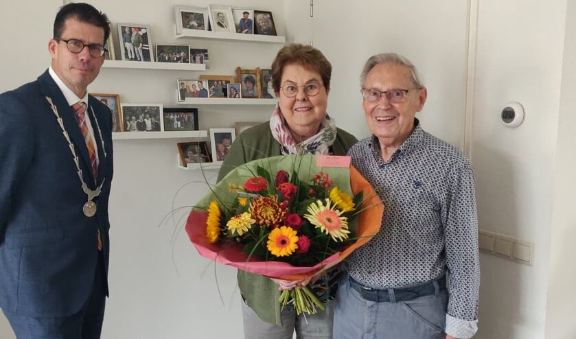 <p>Burgemeester Joost van Oostrum bij Jan en Willemien Hilhorst-Raaben. Foto: Rob Stevens</p>