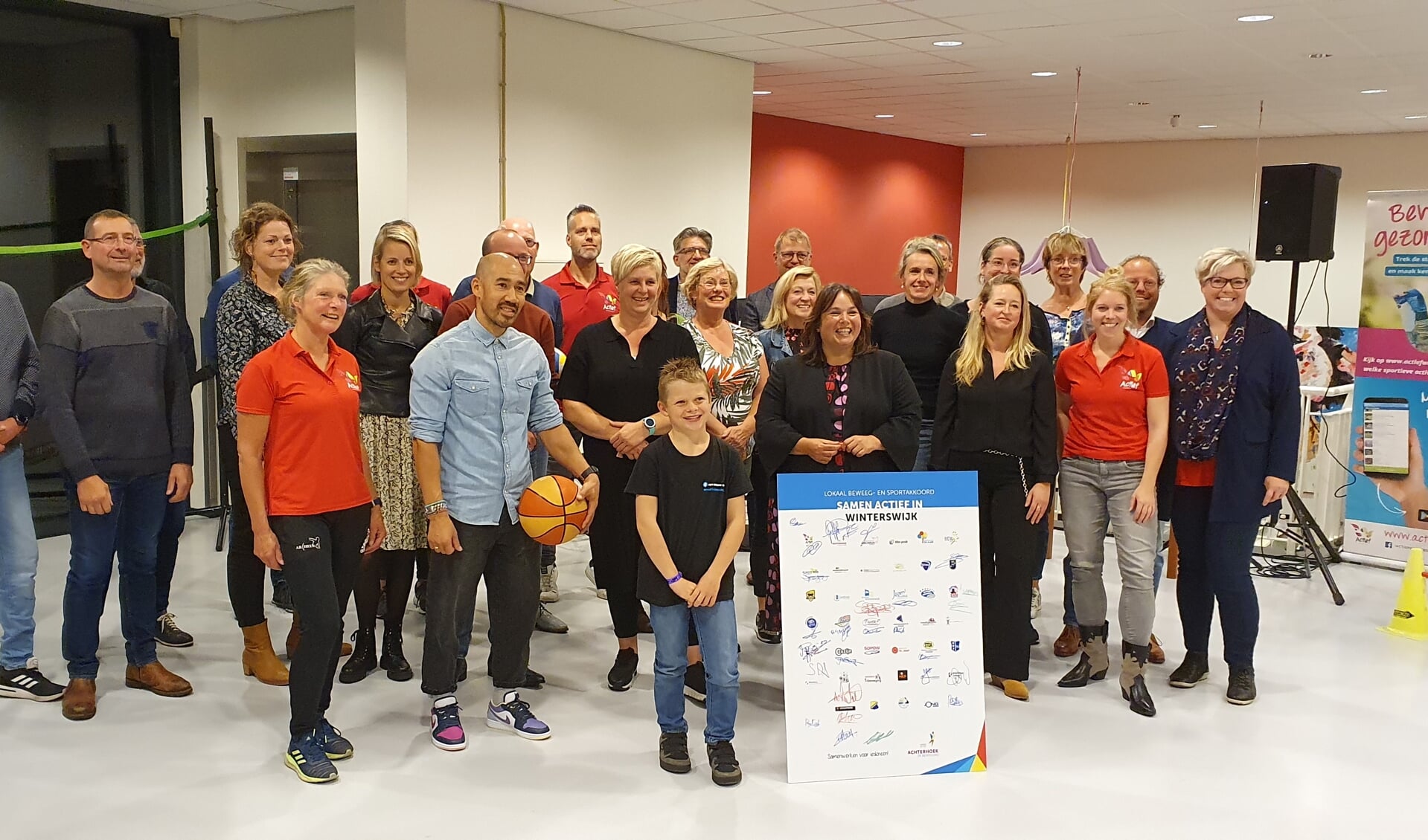 Groepsfoto ondertekenaars van het Lokaal Beweeg- en Sportakkoord Samen Actief in Winterswijk. Foto: Rob Weeber