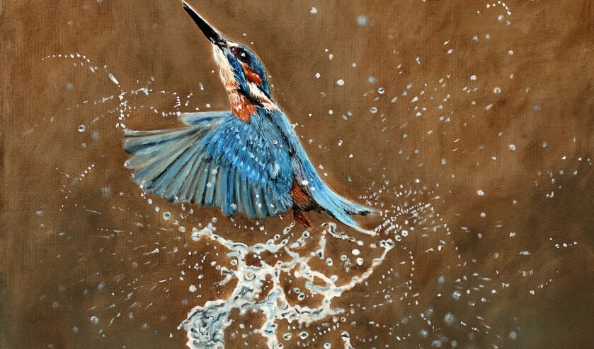 <p>Een blauwe schicht, de bijnaam voor de ijsvogel -de vliegende diamant, door de Engelsen toepasselijk Kingfisher genoemd- die juist ijs als grote vijand heeft, geschilderd door Freddy Nauta. Foto: Freddy Nauta</p>