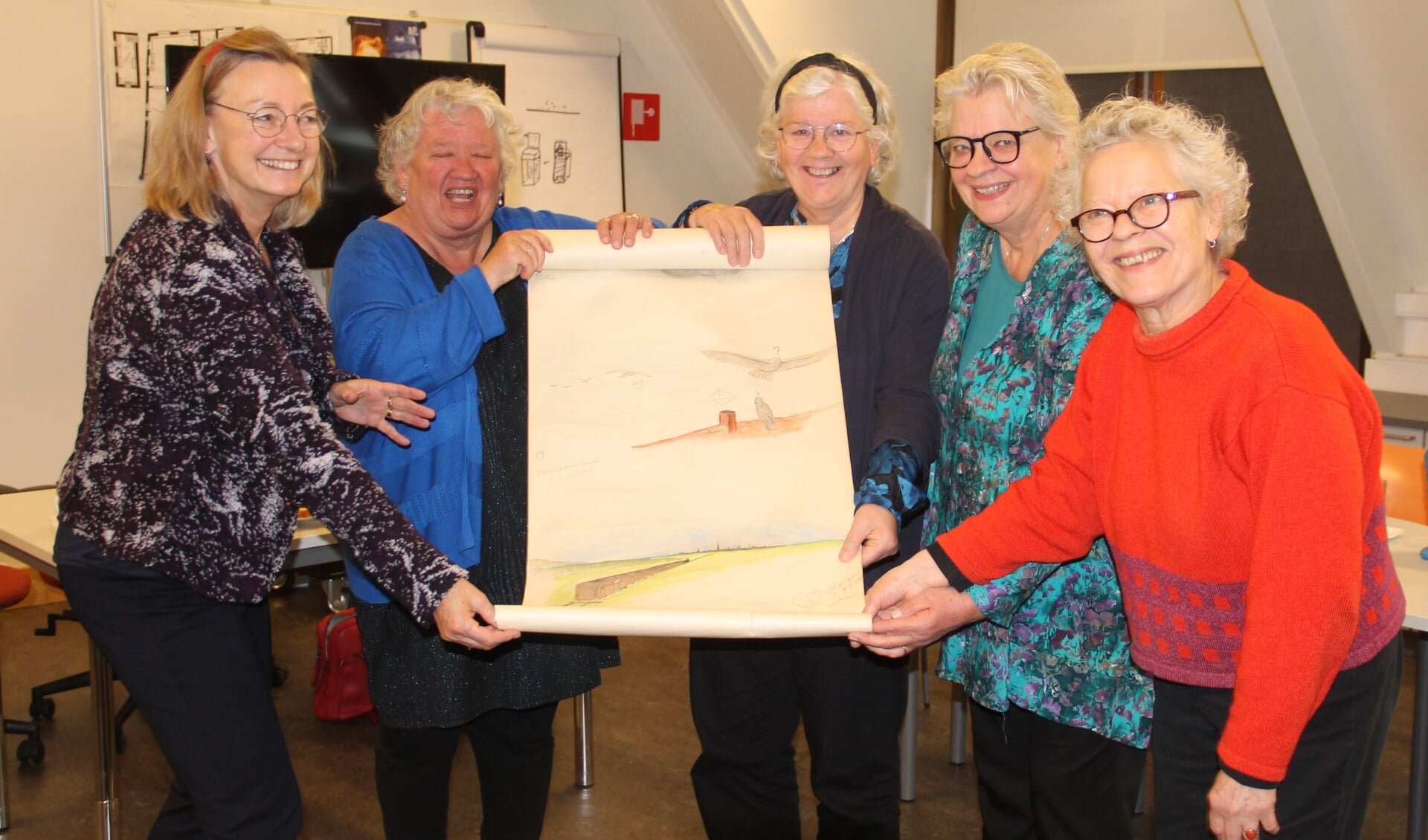 Gerda Brethouwer, links, neemt de behangrol in ontvangst van Joke, Ineke, Corrie en Henriëtte Dwarshuis (van links af). Foto:  Lineke Voltman