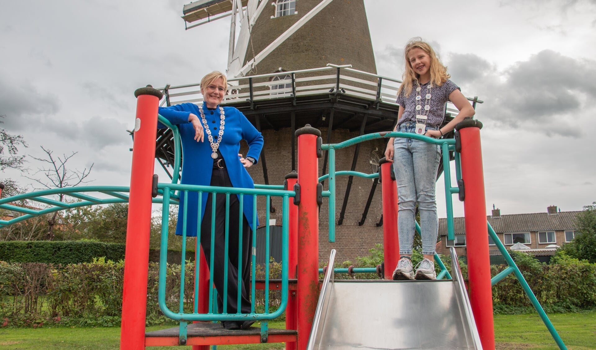 Anne Letink zette zich met het kinderparlement in voor sport en speeltuinen en wilde graag met burgemeester Marianne Besselink op de foto in de speeltuin vlakbij haar huis. Foto: Liesbeth Spaansen