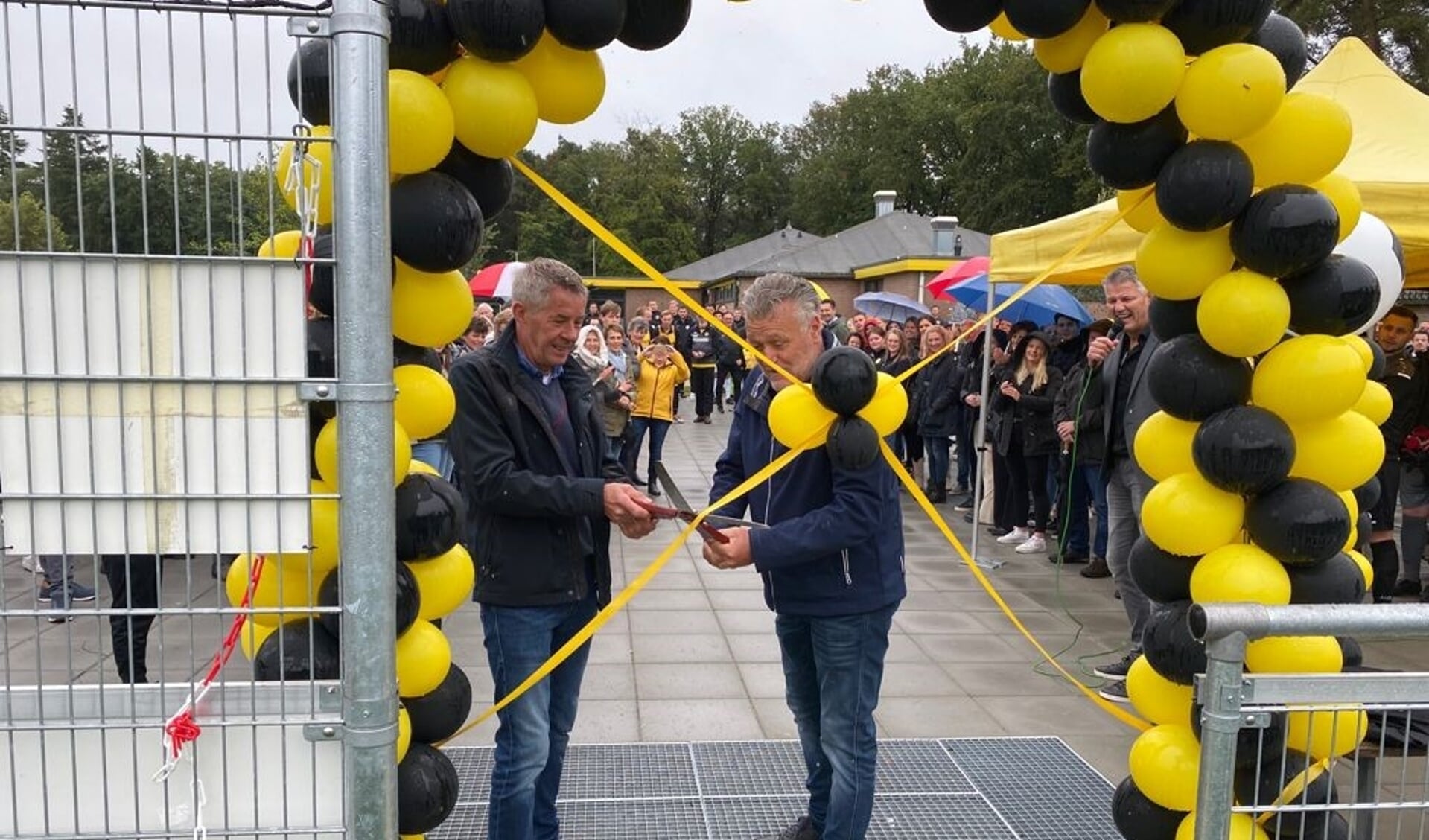 De officiële opening van het kunstgrasveld werd verricht door Frank Veenendaal (l) en Lammert Smeitink. Foto: Damian Piekaar