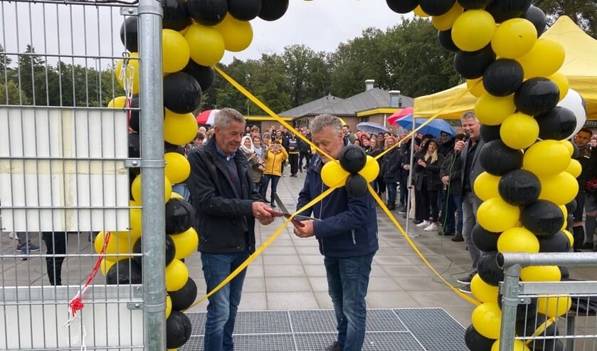 <p>De officiële opening van het kunstgrasveld werd verricht door Frank Veenendaal (l) en Lammert Smeitink. Foto: Damian Piekaar</p>