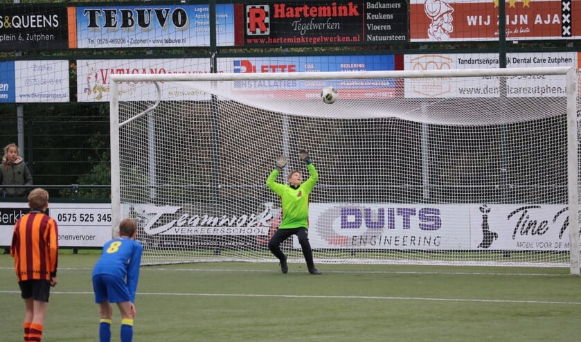 <p>Tijdens de tweede helft kreeg de Zutphense keeper het even moeilijk. Foto: Arjen Dieperink</p>