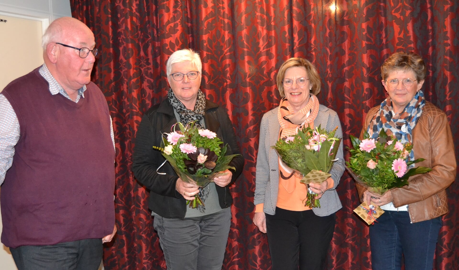 Rechts Anny Navis, Liesbeth Nijman en Margreet Prinzen met Hans Breuker, de nieuwe voorzitter van Zonnebloem Aalten. Foto: Karin Stronks