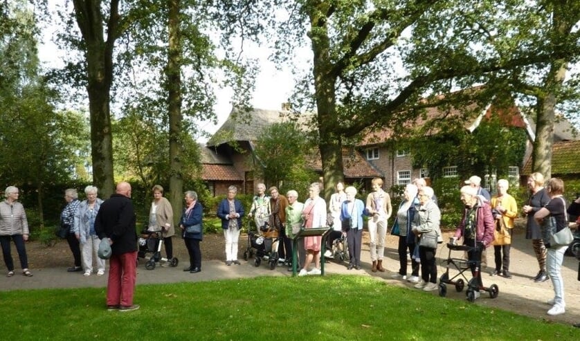 <p>De deelnemers luisteren geboeid naar de uitleg van de gids van openluchtmuseum Erve Kots. Foto: PR Zonnebloem Lievelde</p>