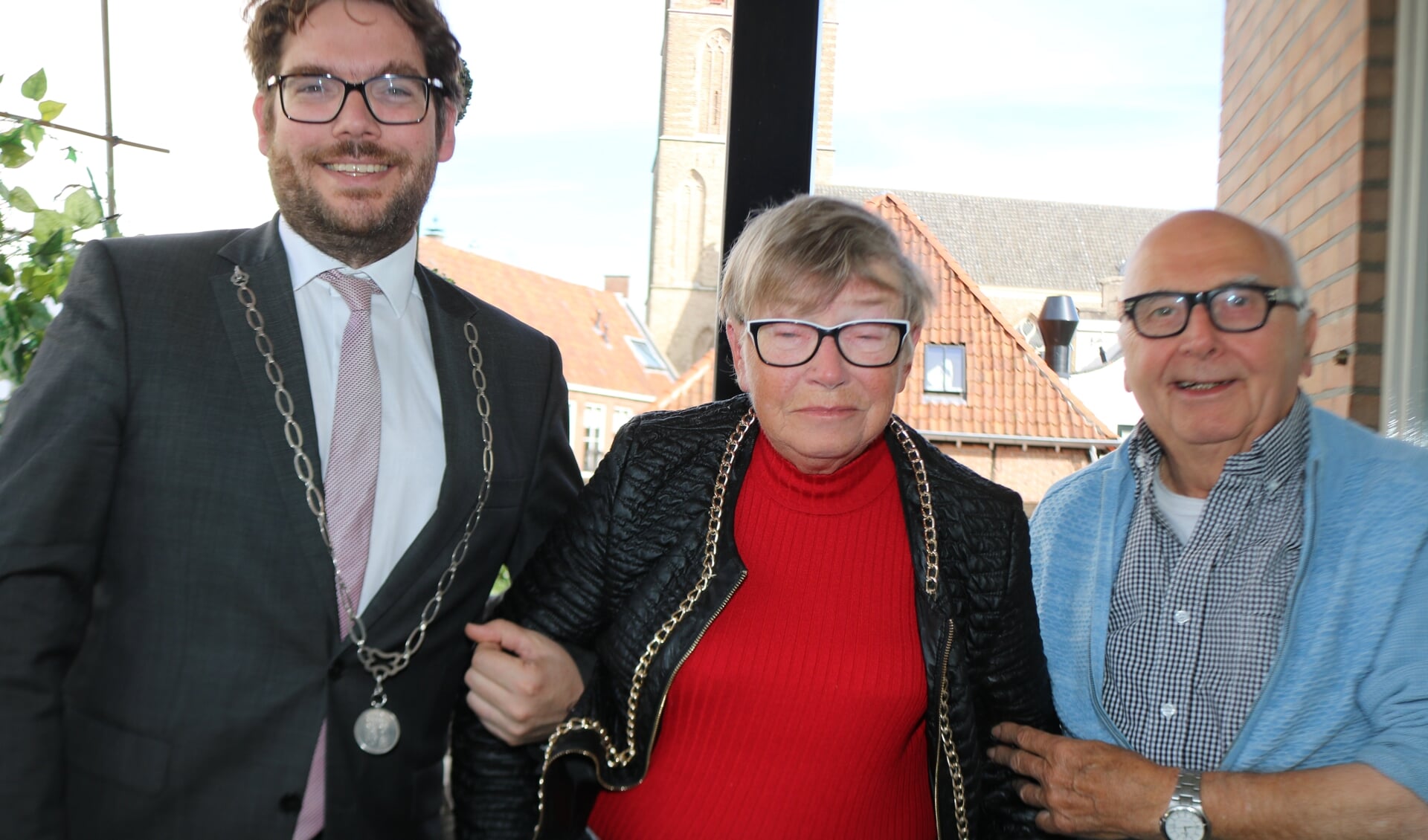 Burgemeester Sebastiaan van 't Erven bezocht het echtpaar Hennie en Truus Bouwmeester-Bosch. Foto: Arjen Dieperink