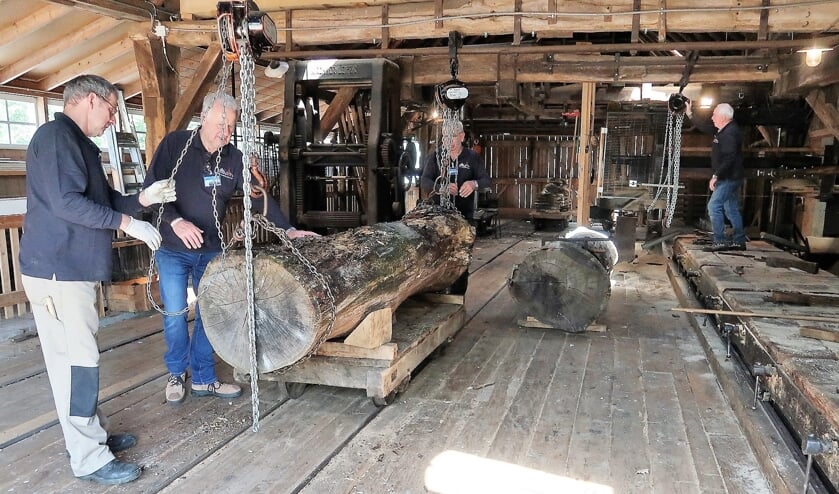Vrijwilligers van Stoomhoutzagerij Nahuis aan de slag tijdens één van de kijkdagen. Foto: Theo Huijskes
